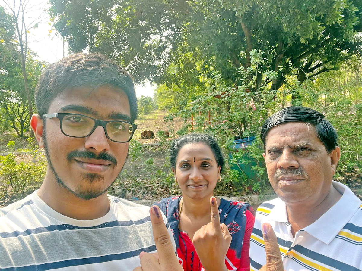 AP Telanagana Elections 2024 Sakshi Selfie Challange Voters Photos26