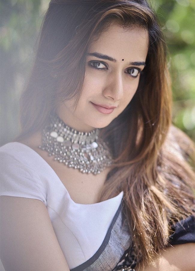 Actress Ashika Ranganath Romantic Photos16