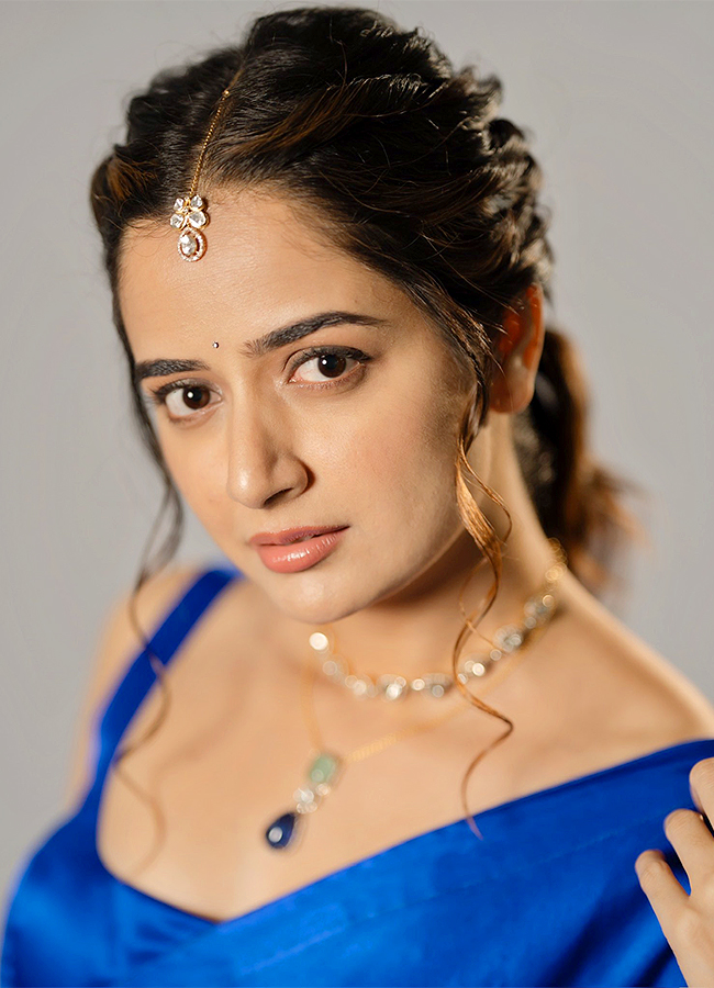 Actress Ashika Ranganath Romantic Photos21