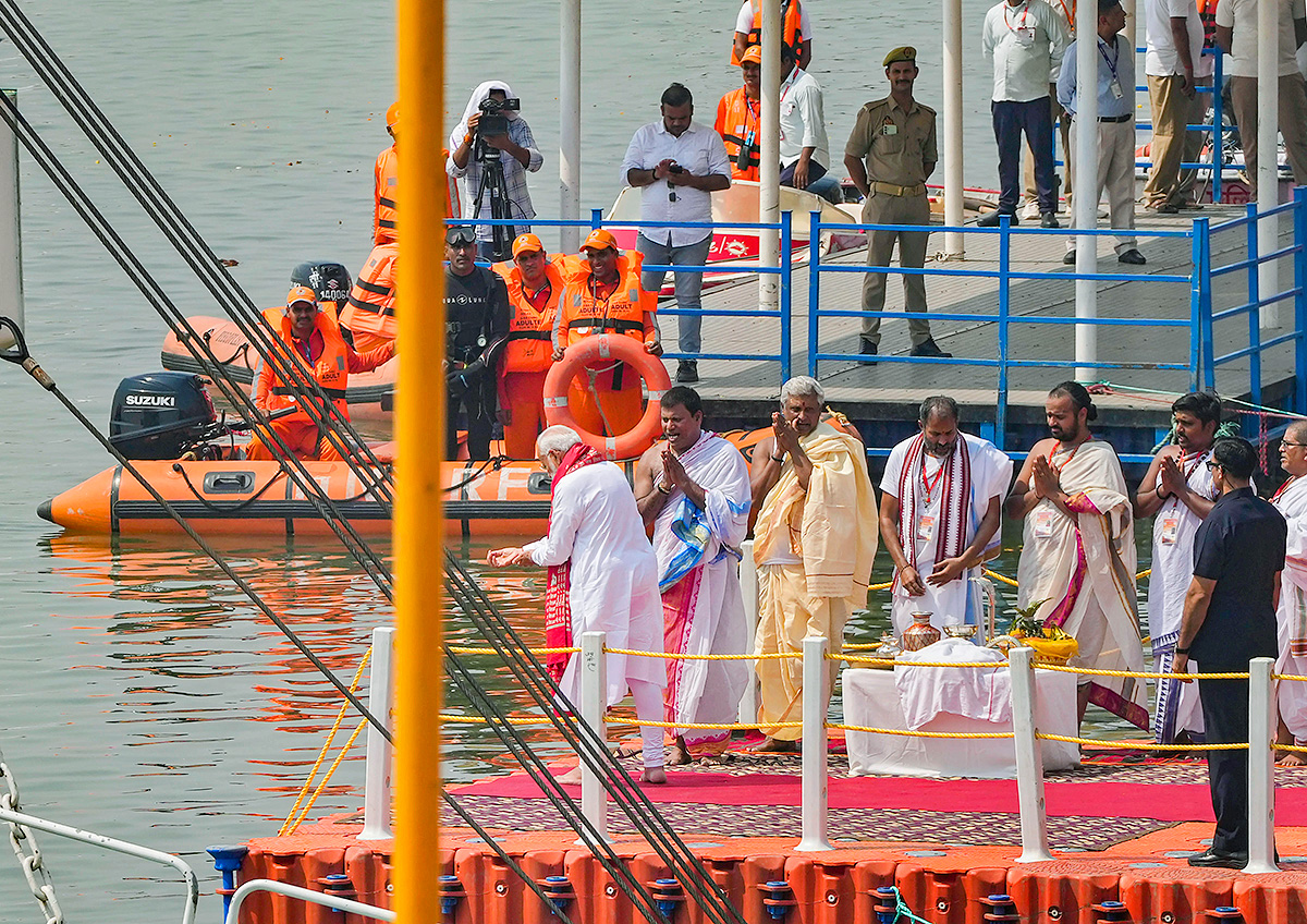 Prime Minister Narendra Modi Ganga Poojan at Dashashwamedh Ghat in Varanasi Photos1