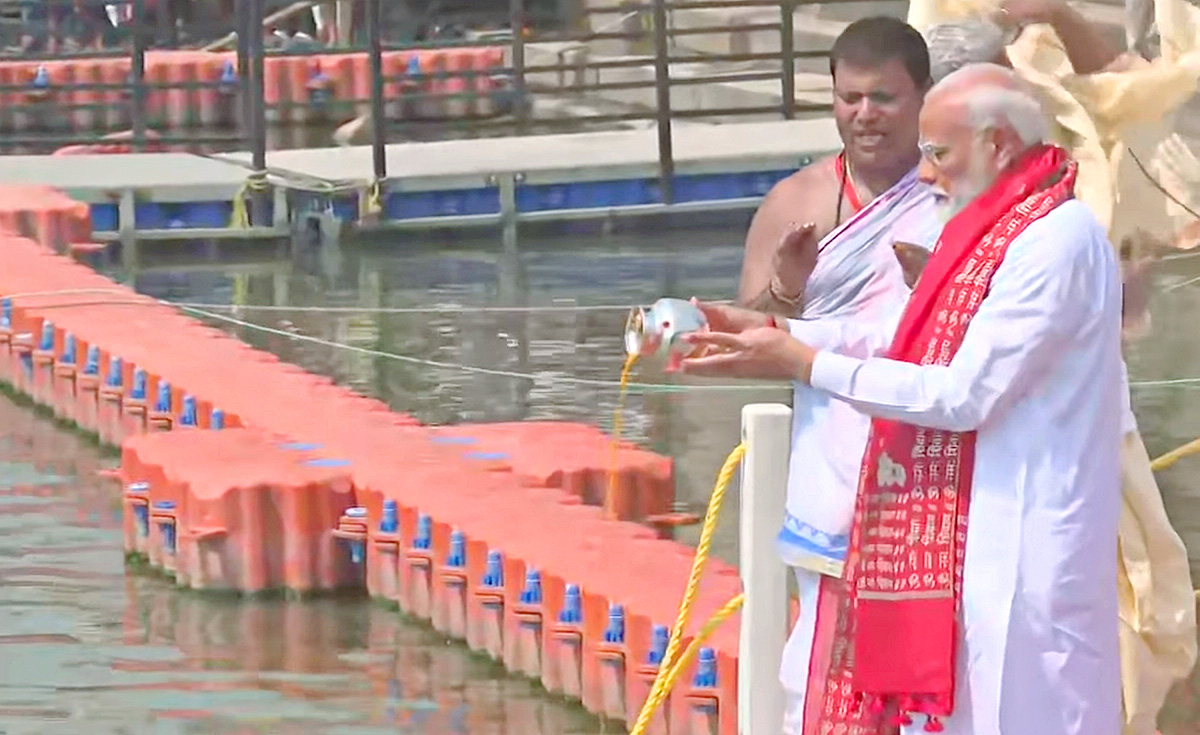 Prime Minister Narendra Modi Ganga Poojan at Dashashwamedh Ghat in Varanasi Photos12