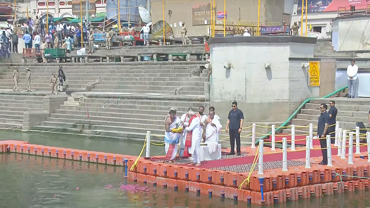 Prime Minister Narendra Modi Ganga Poojan at Dashashwamedh Ghat in Varanasi Photos14