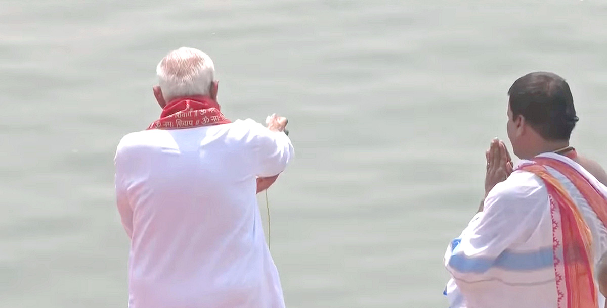 Prime Minister Narendra Modi Ganga Poojan at Dashashwamedh Ghat in Varanasi Photos15