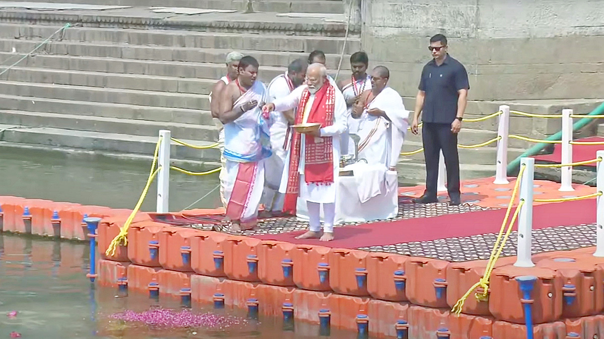 Prime Minister Narendra Modi Ganga Poojan at Dashashwamedh Ghat in Varanasi Photos16