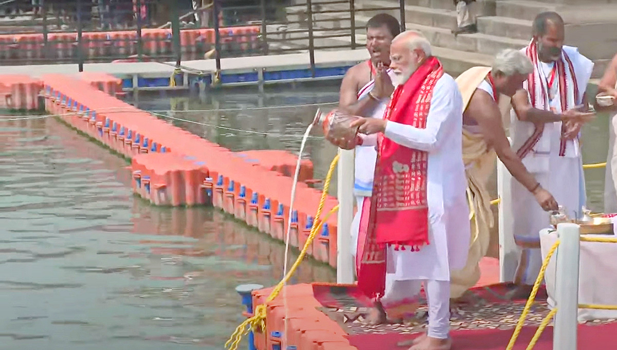 Prime Minister Narendra Modi Ganga Poojan at Dashashwamedh Ghat in Varanasi Photos17