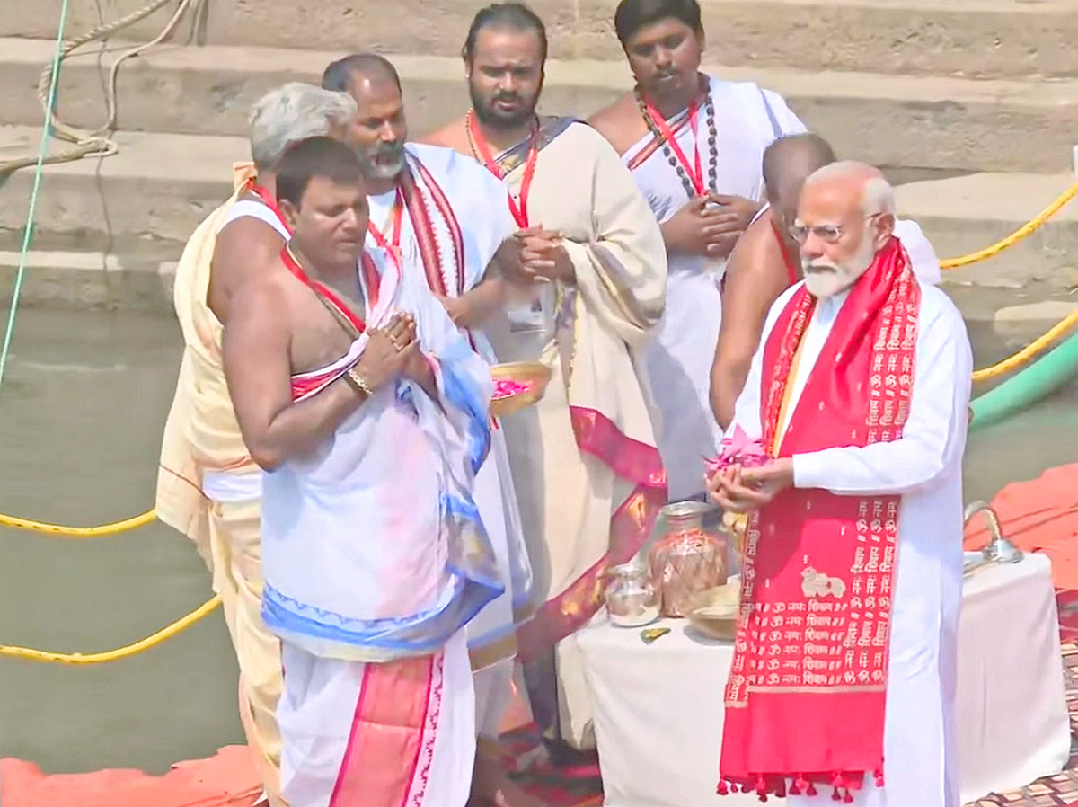 Prime Minister Narendra Modi Ganga Poojan at Dashashwamedh Ghat in Varanasi Photos18