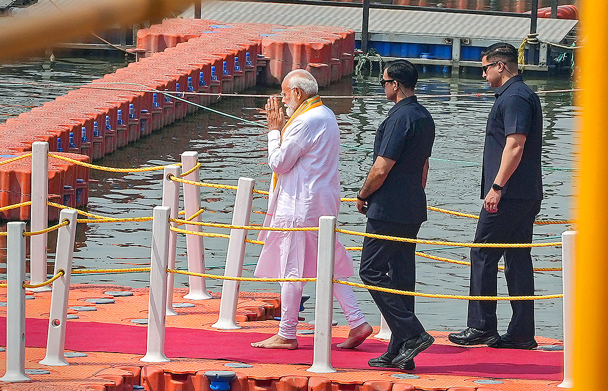 Prime Minister Narendra Modi Ganga Poojan at Dashashwamedh Ghat in Varanasi Photos19