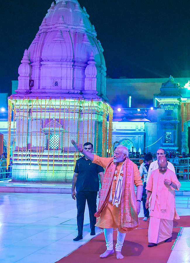 Prime Minister Narendra Modi Ganga Poojan at Dashashwamedh Ghat in Varanasi Photos2