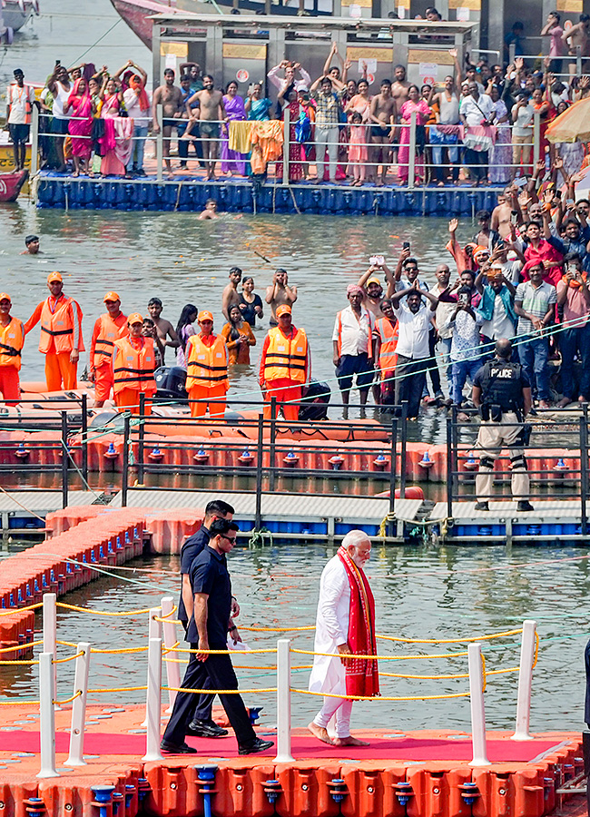 Prime Minister Narendra Modi Ganga Poojan at Dashashwamedh Ghat in Varanasi Photos24