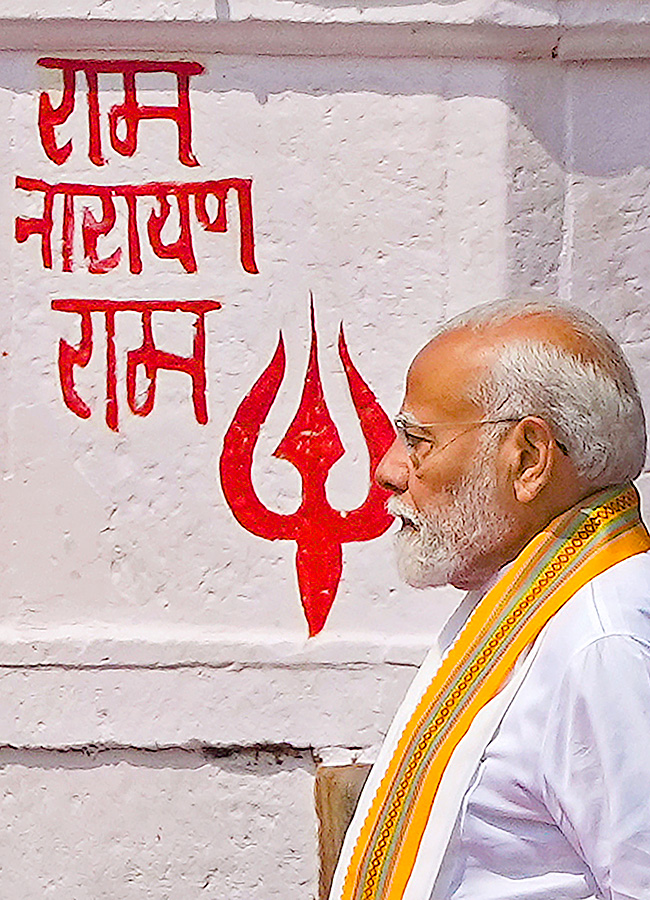 Prime Minister Narendra Modi Ganga Poojan at Dashashwamedh Ghat in Varanasi Photos25