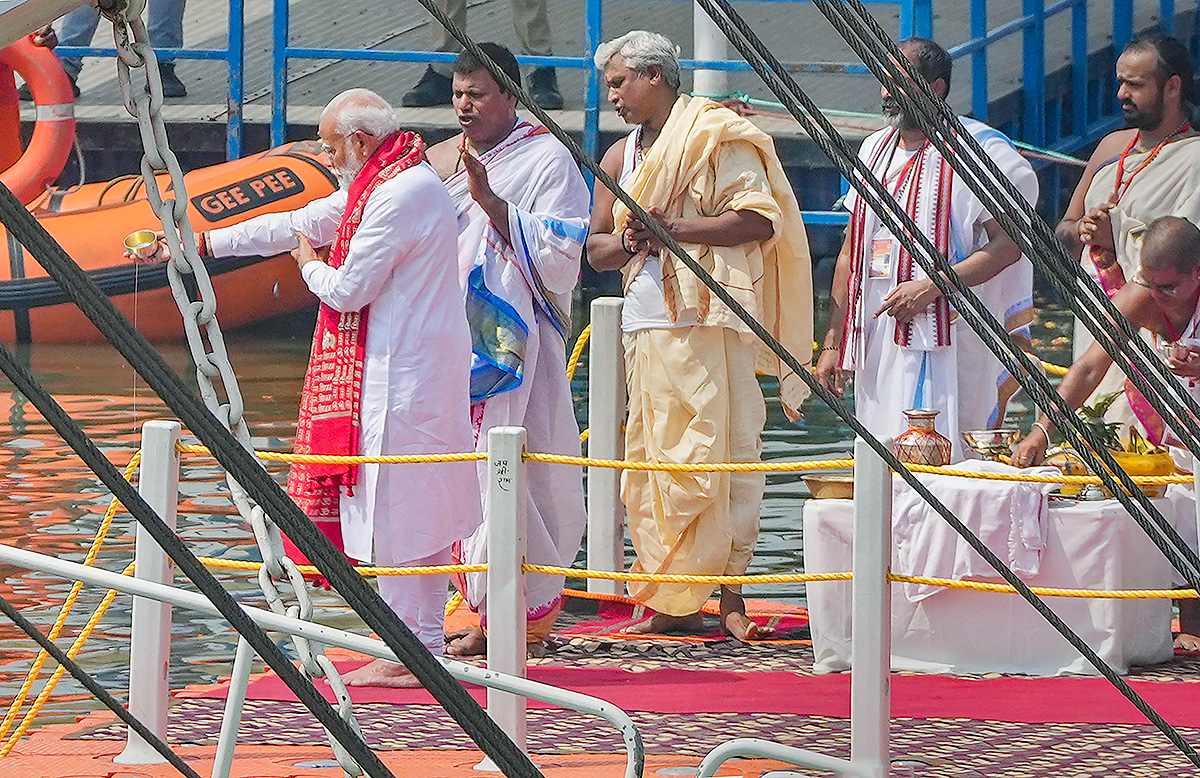 Prime Minister Narendra Modi Ganga Poojan at Dashashwamedh Ghat in Varanasi Photos26