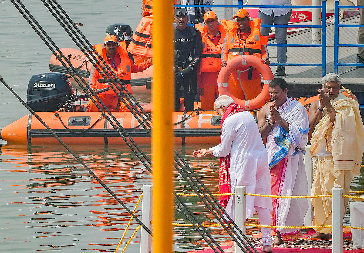 Prime Minister Narendra Modi Ganga Poojan at Dashashwamedh Ghat in Varanasi Photos28