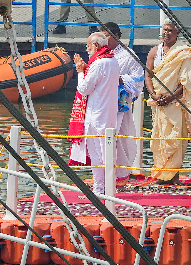 Prime Minister Narendra Modi Ganga Poojan at Dashashwamedh Ghat in Varanasi Photos30