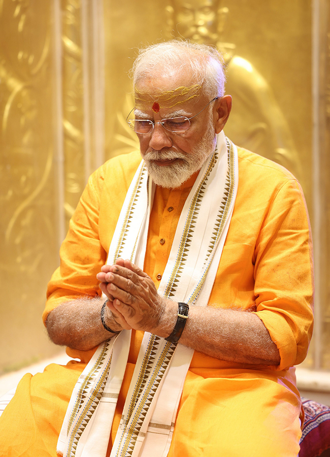 Prime Minister Narendra Modi Ganga Poojan at Dashashwamedh Ghat in Varanasi Photos6