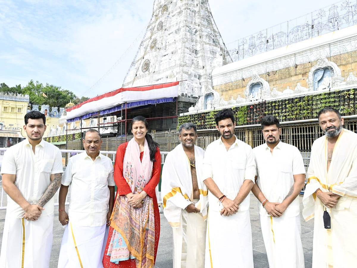 Royal Challengers Bengaluru IPl Players Visit Tirumala Photos1