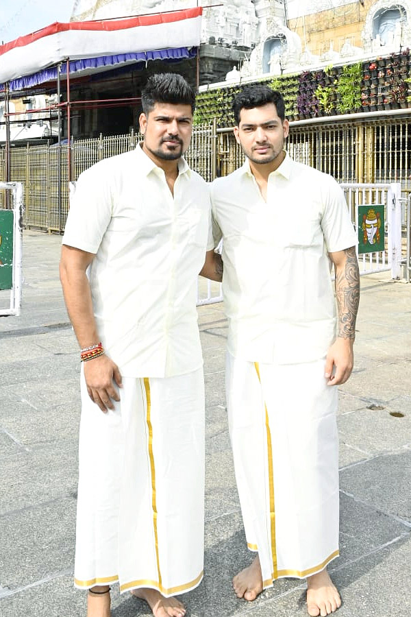 Royal Challengers Bengaluru IPl Players Visit Tirumala Photos5