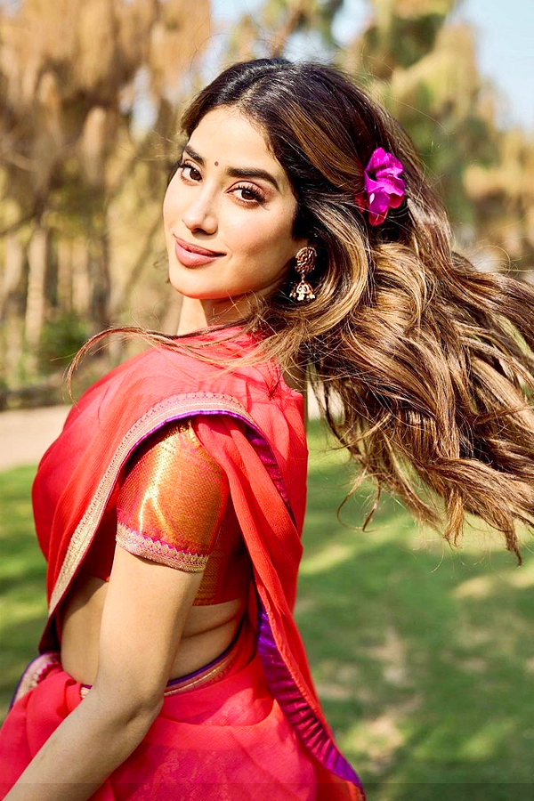 Janhvi Kapoor pays a special tribute to MS Dhoni's jersey number 7: Photos16