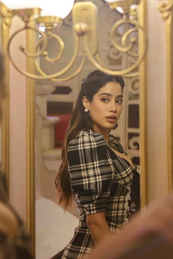 Janhvi Kapoor pays a special tribute to MS Dhoni's jersey number 7: Photos9