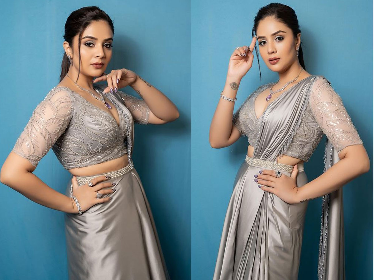 Anchor Sreemukhi Saree Pics 1