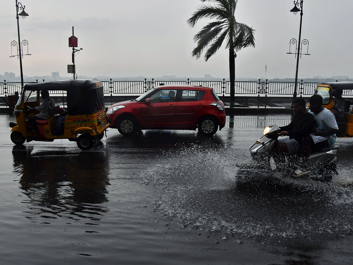 Heavy rains lash Hyderabad Photos11