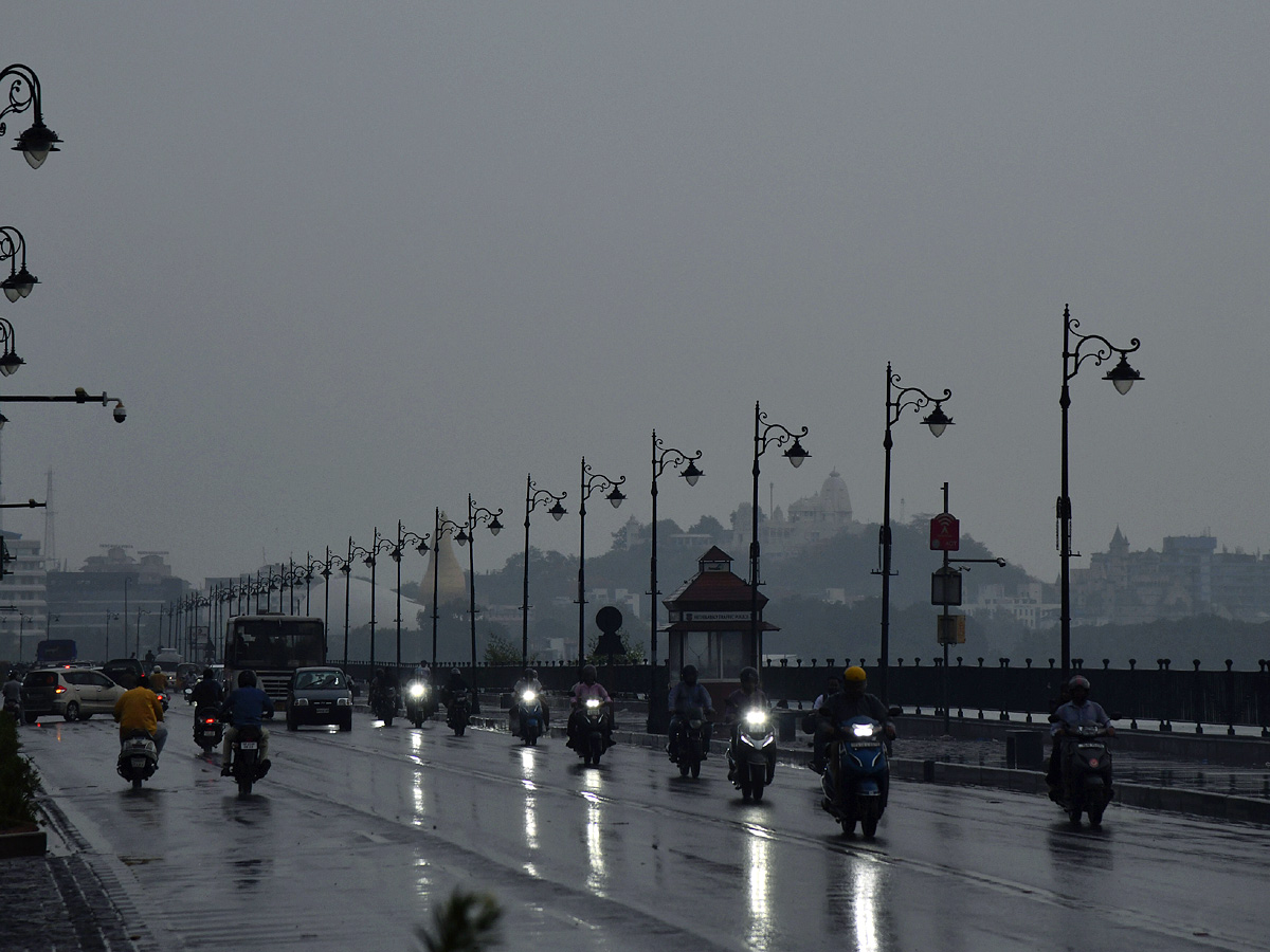 Heavy rains lash Hyderabad Photos14