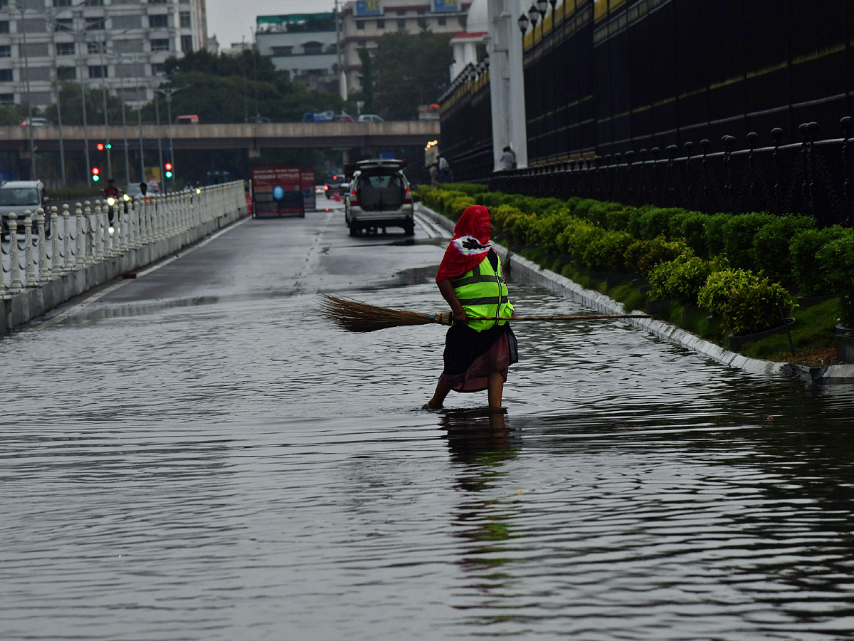 Heavy rains lash Hyderabad Photos17