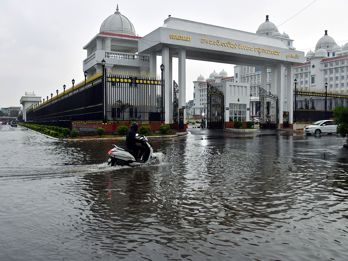 Heavy rains lash Hyderabad Photos18