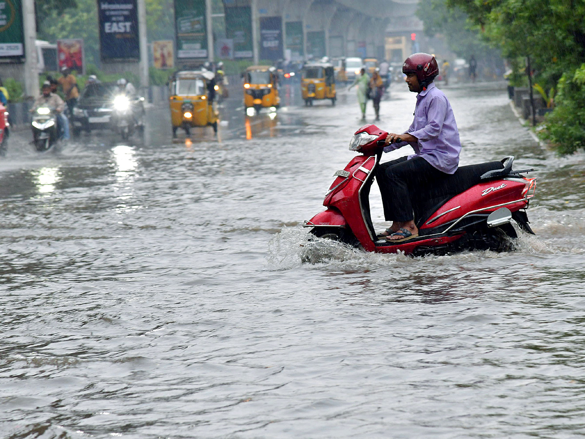 Heavy rains lash Hyderabad Photos23