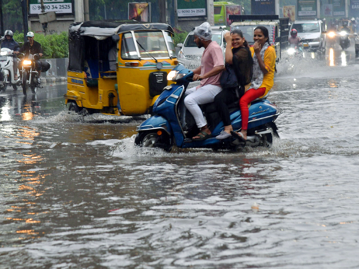 Heavy rains lash Hyderabad Photos24