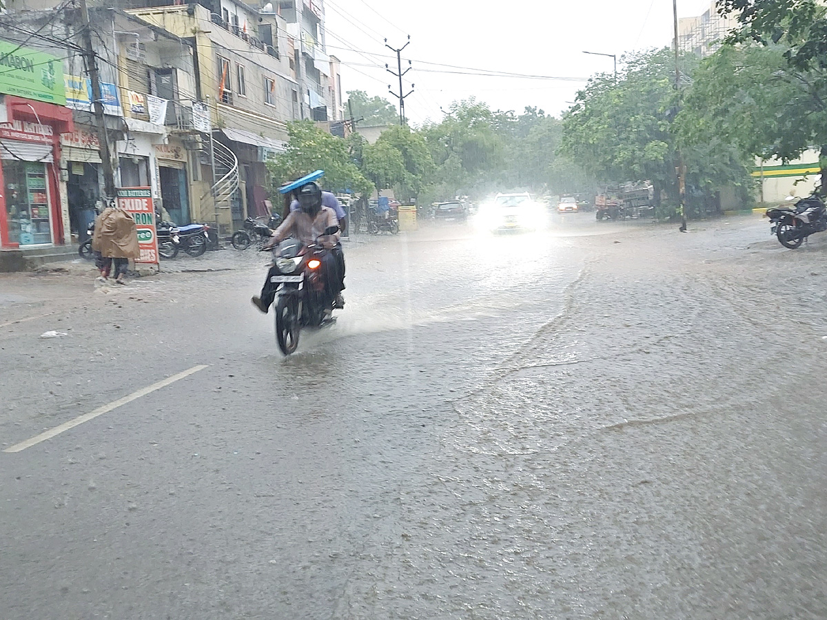 Heavy rains lash Hyderabad Photos27