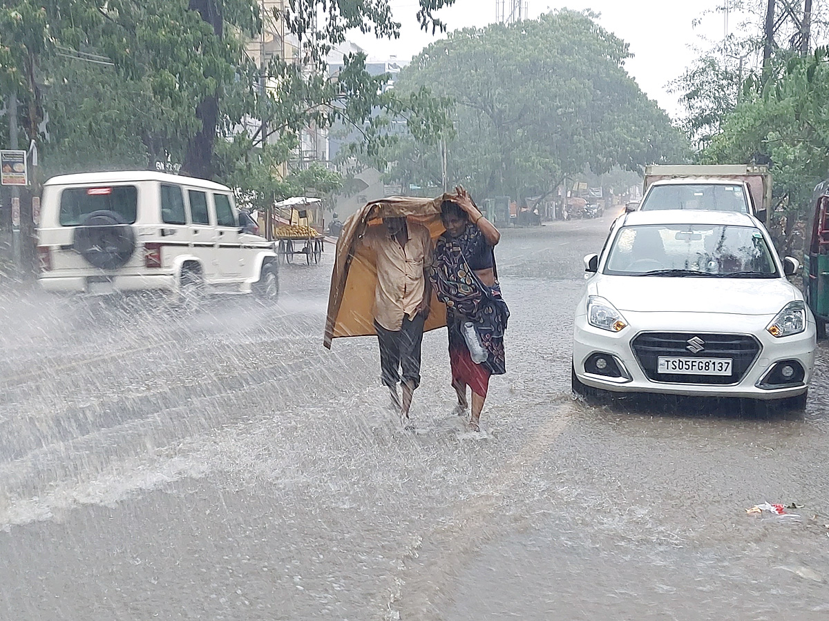 Heavy rains lash Hyderabad Photos28