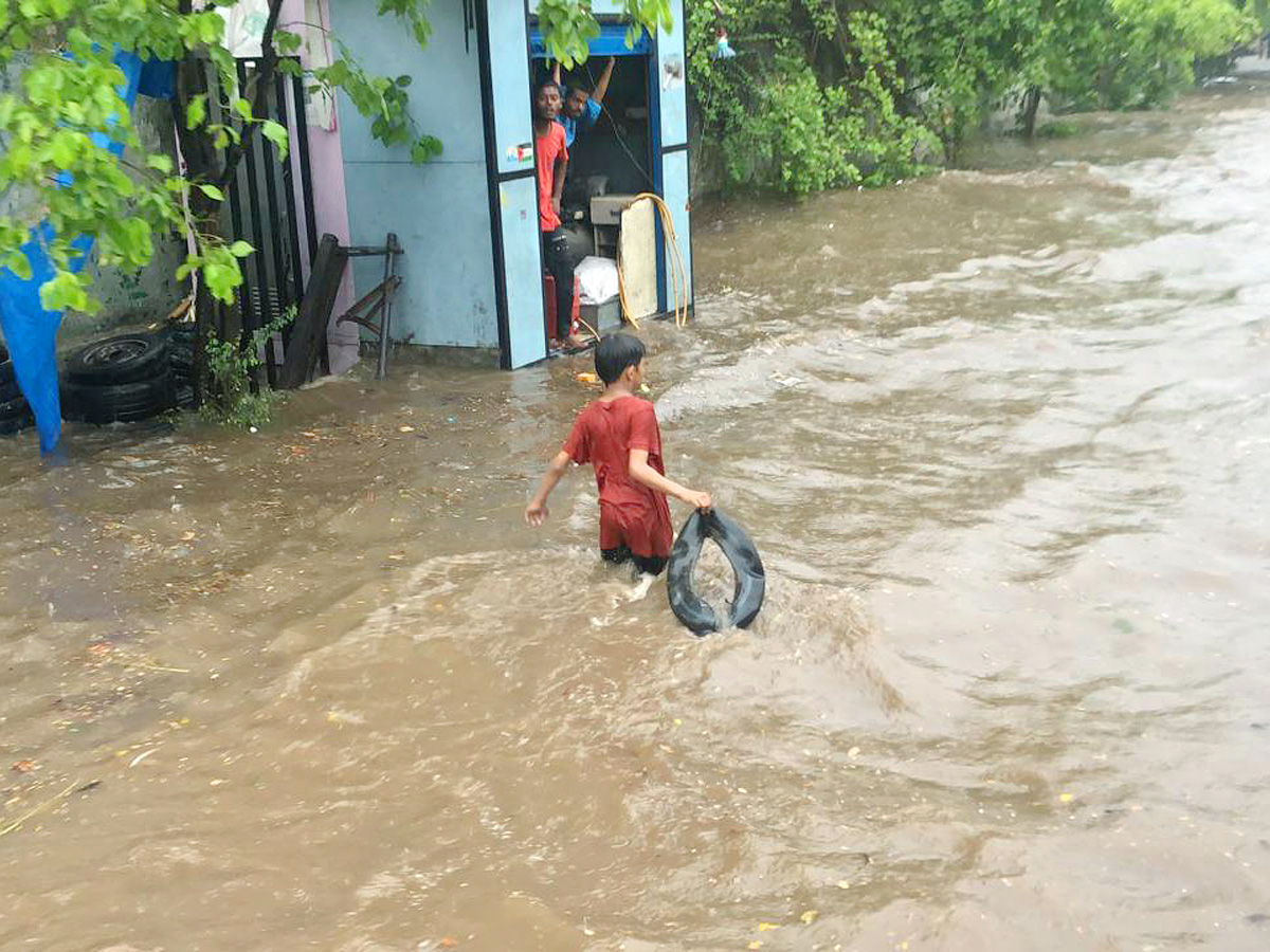 Heavy rains lash Hyderabad Photos32