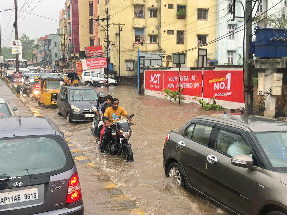 Heavy rains lash Hyderabad Photos34