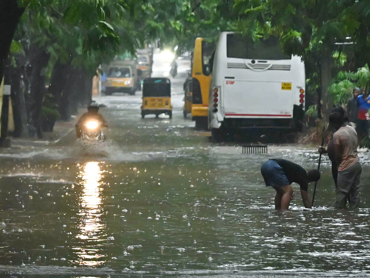 Heavy rains lash Hyderabad Photos41