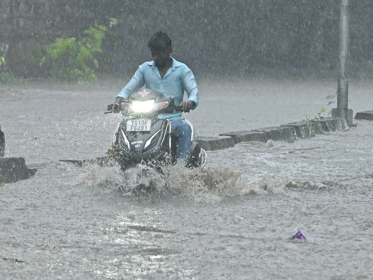 Heavy rains lash Hyderabad Photos43