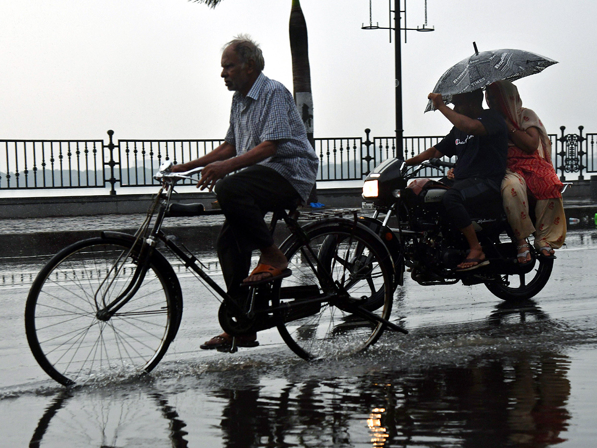 Heavy rains lash Hyderabad Photos9