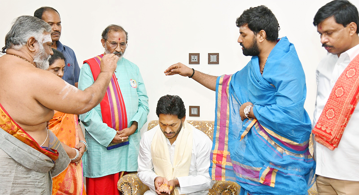 Vedic Scholars Give Blessings To CM Jagan Photos1