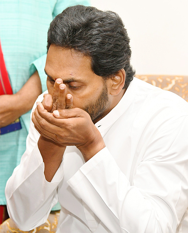 Vedic Scholars Give Blessings To CM Jagan Photos8