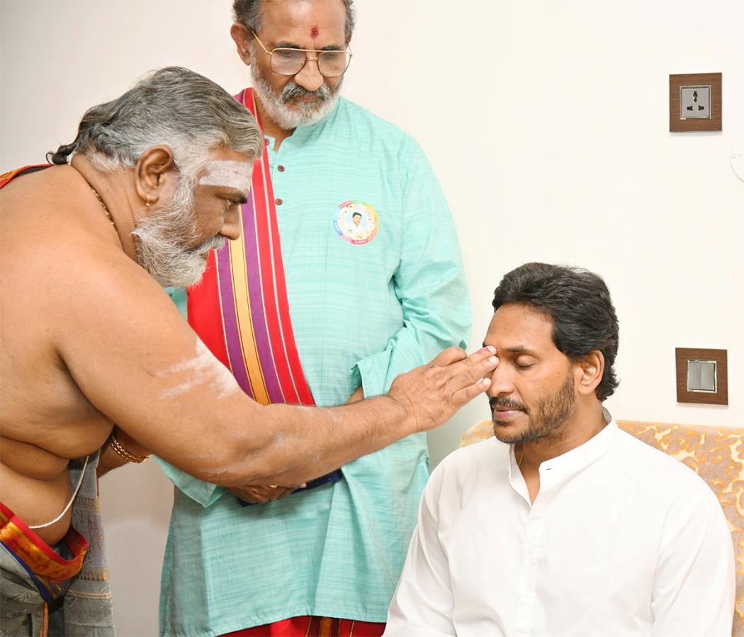 Vedic Scholars Give Blessings To CM Jagan Photos2