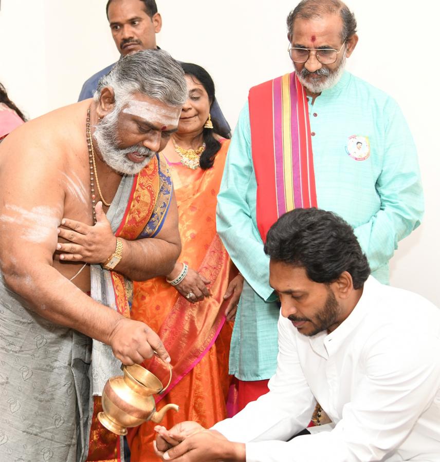 Vedic Scholars Give Blessings To CM Jagan Photos3