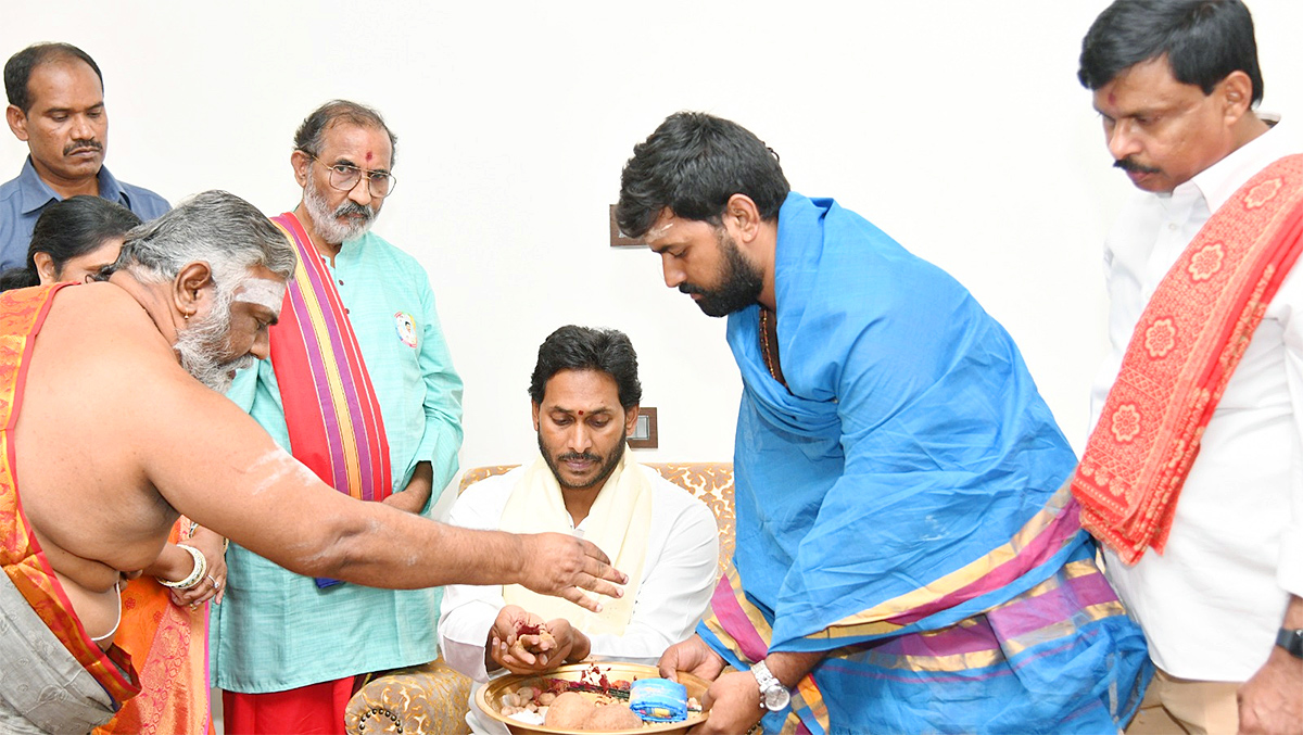 Vedic Scholars Give Blessings To CM Jagan Photos5