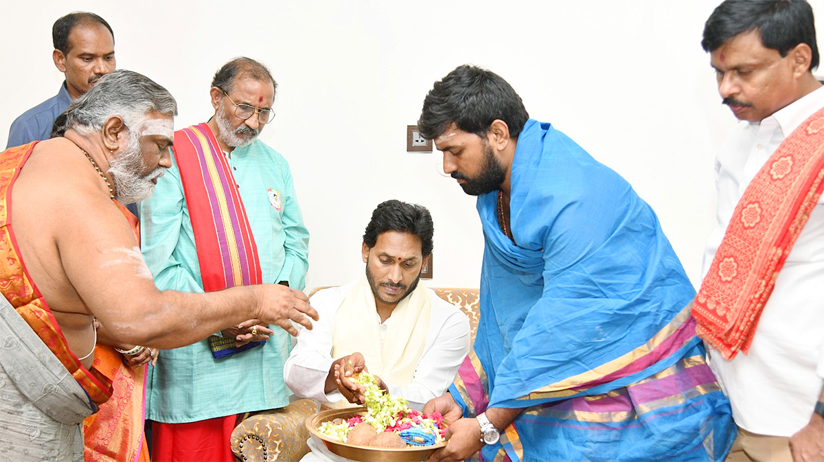 Vedic Scholars Give Blessings To CM Jagan Photos6