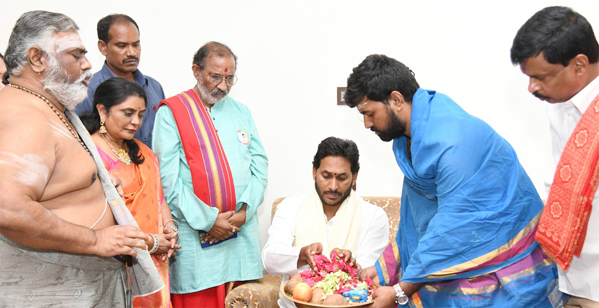 Vedic Scholars Give Blessings To CM Jagan Photos7