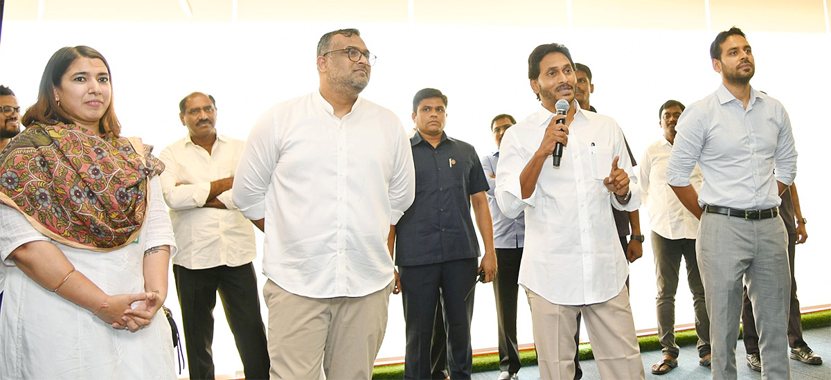 ys jagan ap cm ys jagan meet ipac team 12