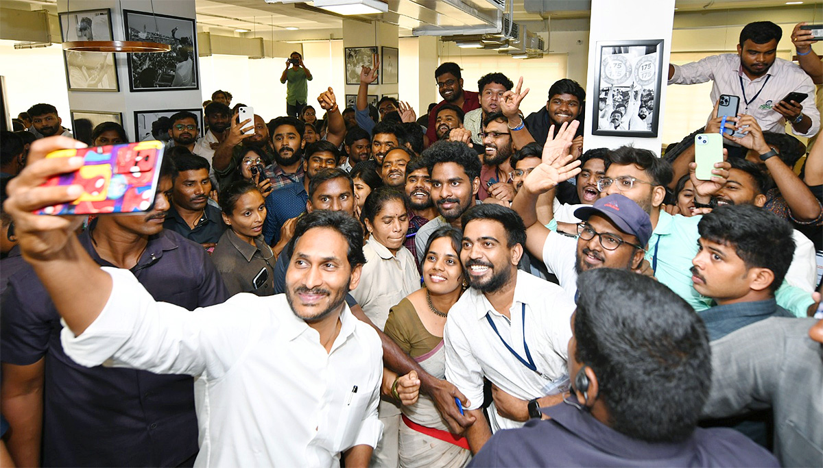 ys jagan ap cm ys jagan meet ipac team 15