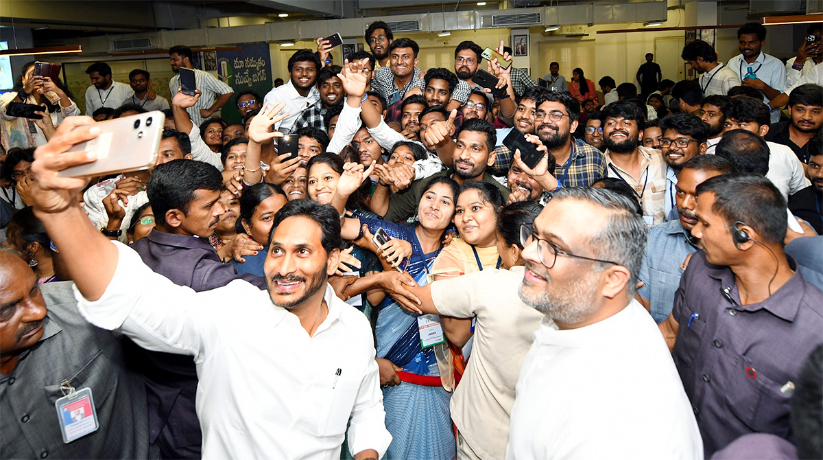 ys jagan ap cm ys jagan meet ipac team 16