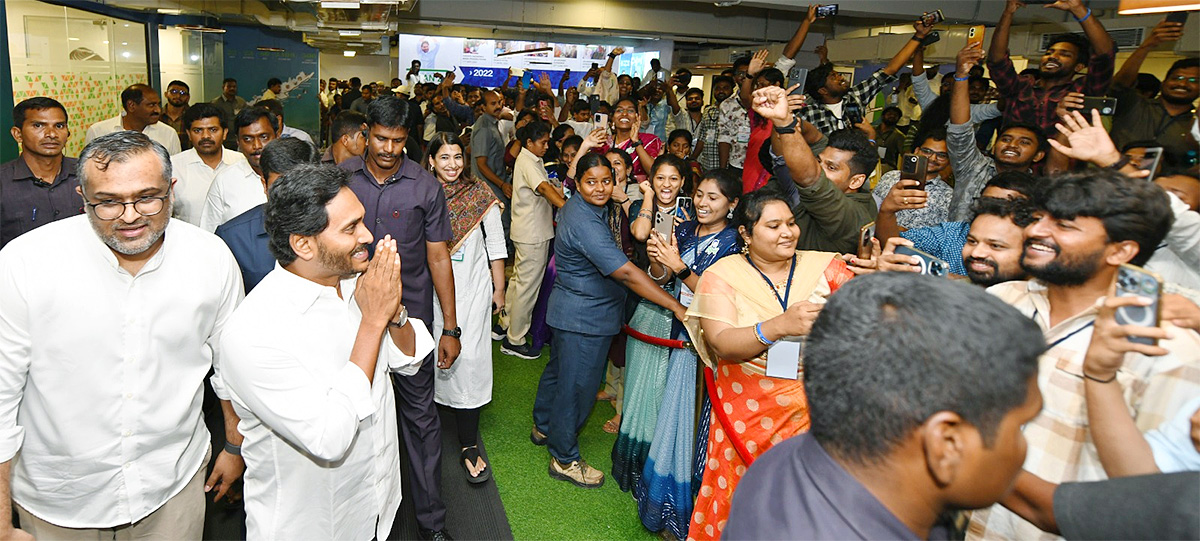 ys jagan ap cm ys jagan meet ipac team 2