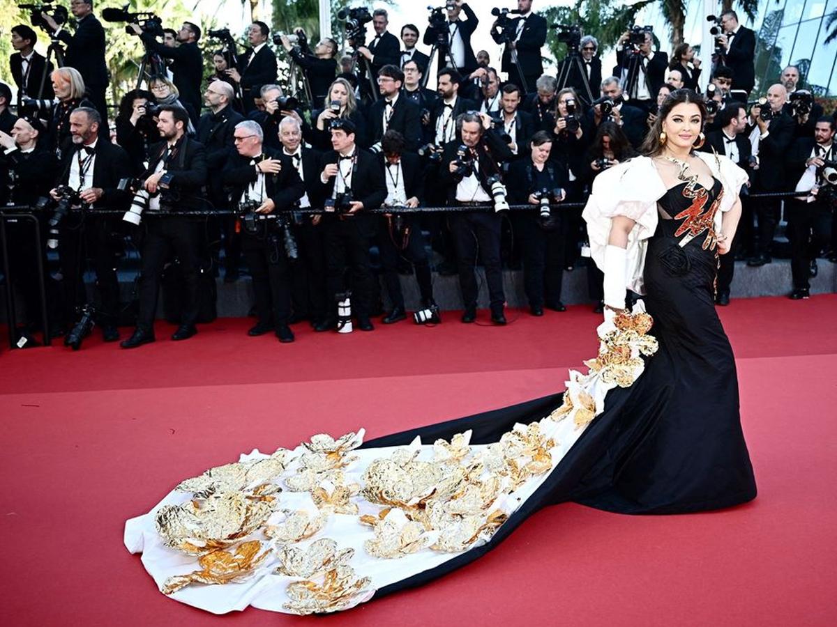 Bollywood Beauty Aishwarya Rai Bachchan At 77th Cannes Film Festival Photos Viral16