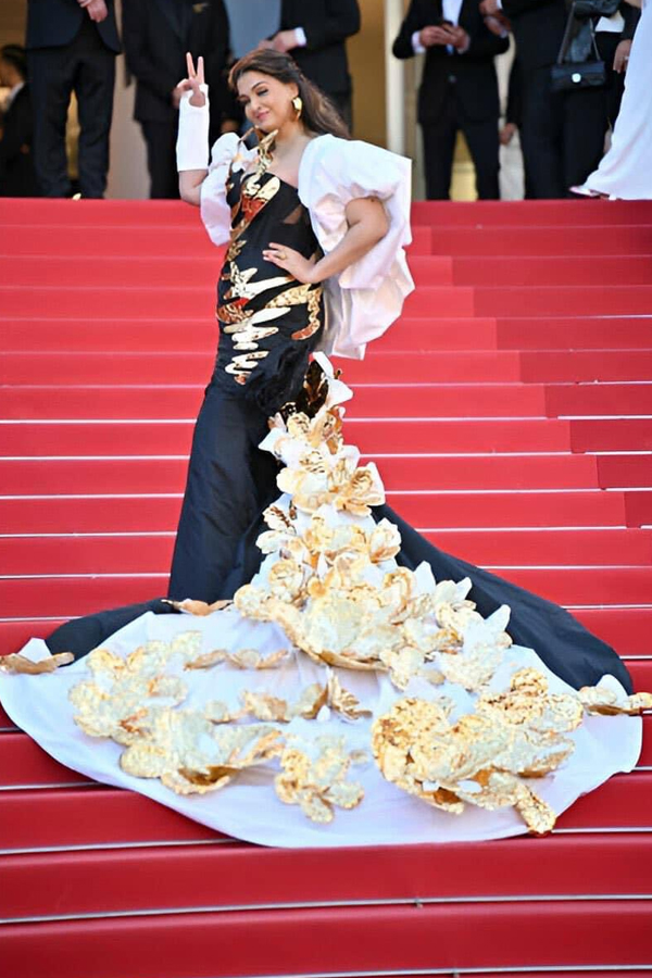 Bollywood Beauty Aishwarya Rai Bachchan At 77th Cannes Film Festival Photos Viral17