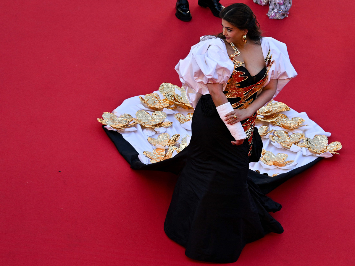 Bollywood Beauty Aishwarya Rai Bachchan At 77th Cannes Film Festival Photos Viral18